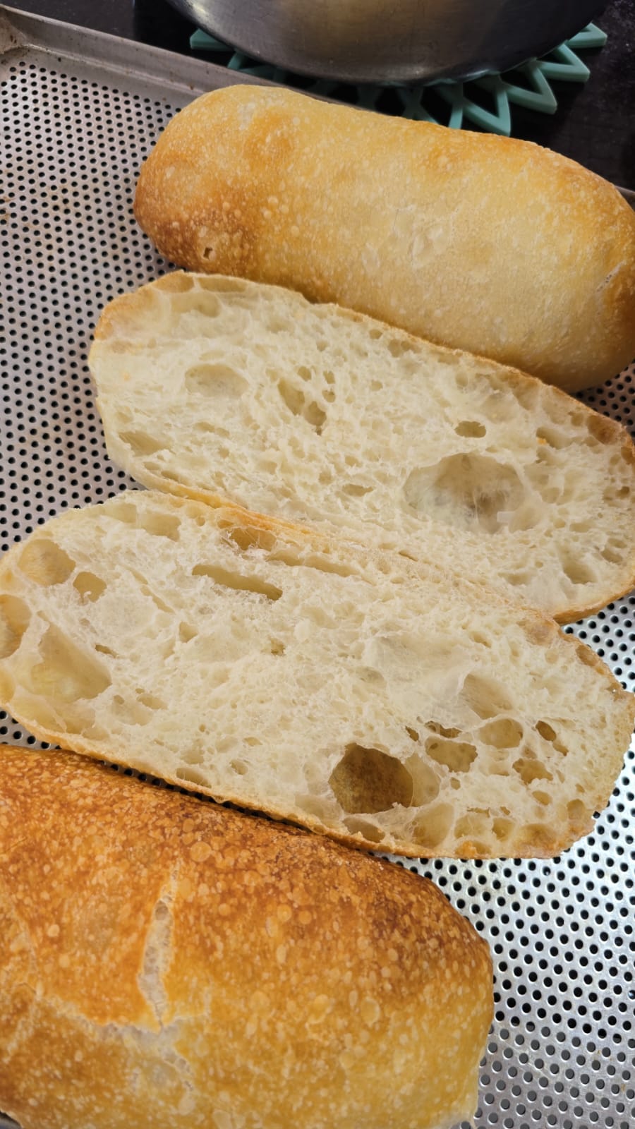 Ciabattas cortadas ao meio, mostrando o miolo cheio de alvéolos